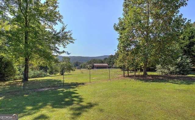 view of yard with a mountain view