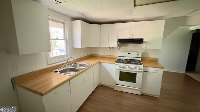 kitchen featuring sink, dark hardwood / wood-style flooring, white cabinets, a drop ceiling, and white gas range