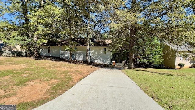 view of front of home with a front lawn