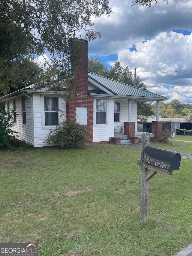 single story home with a porch and a front lawn