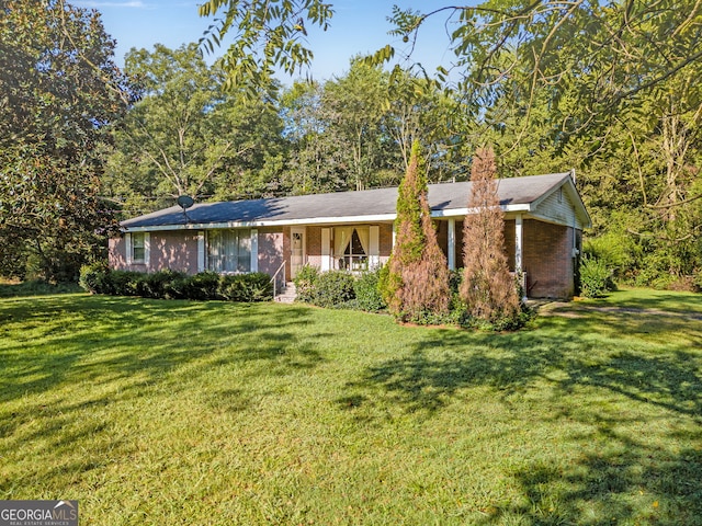 single story home featuring a front yard