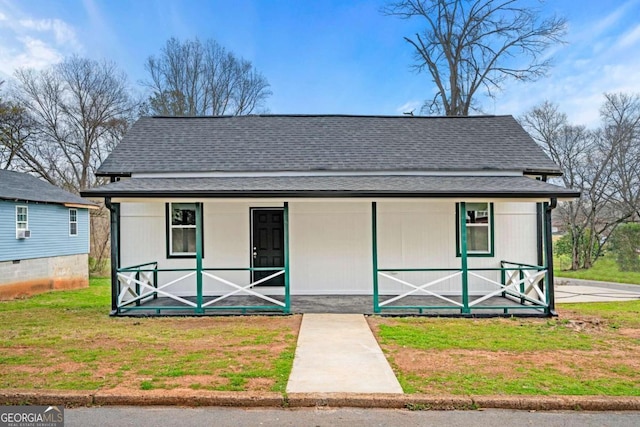 view of front of home featuring cooling unit, a porch, and a front yard