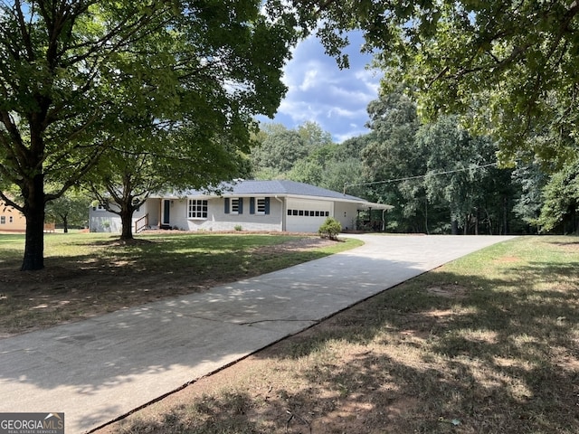 ranch-style house featuring a front lawn and a garage