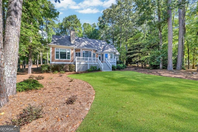 view of front facade with a front lawn