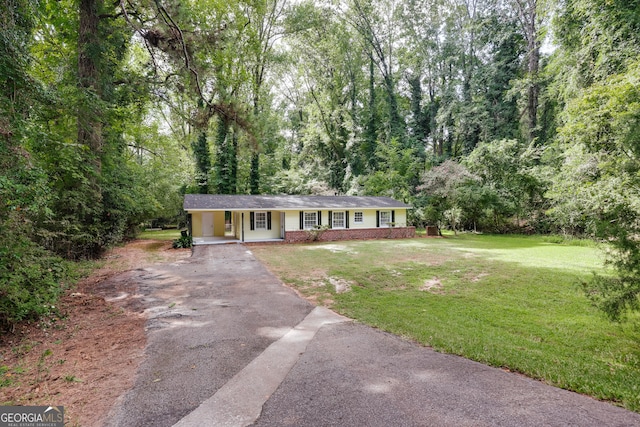 ranch-style home featuring a front lawn