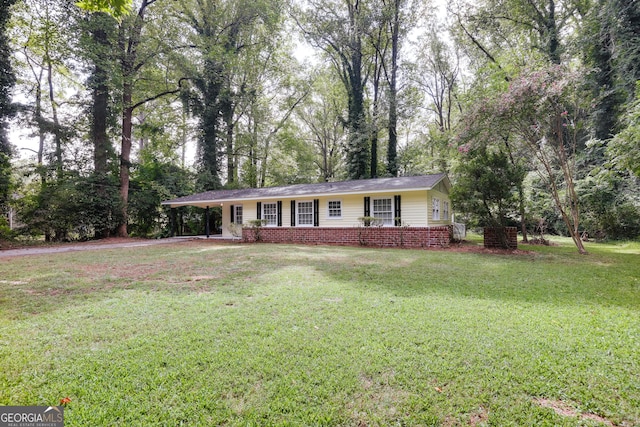 single story home with a front lawn