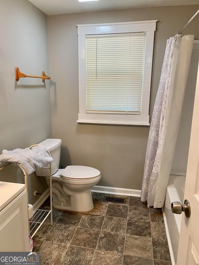 full bathroom featuring shower / tub combo with curtain, vanity, and toilet