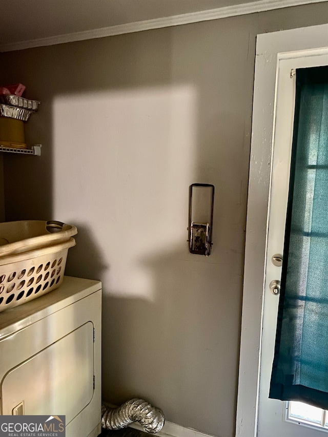 laundry area with washer / clothes dryer and crown molding