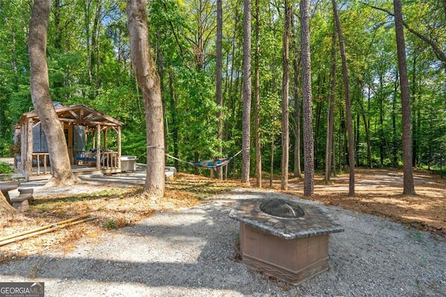 view of yard featuring a fire pit