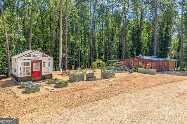 view of yard featuring an outbuilding