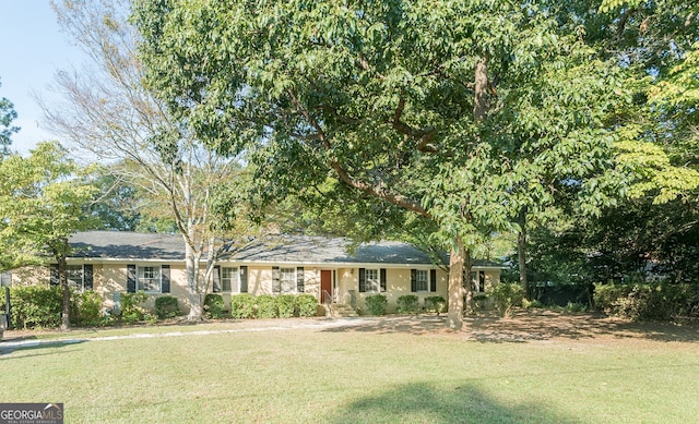 single story home with a front lawn