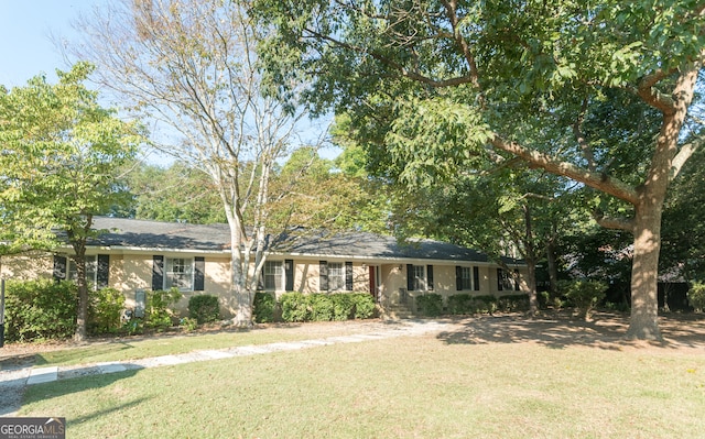 single story home with a front lawn