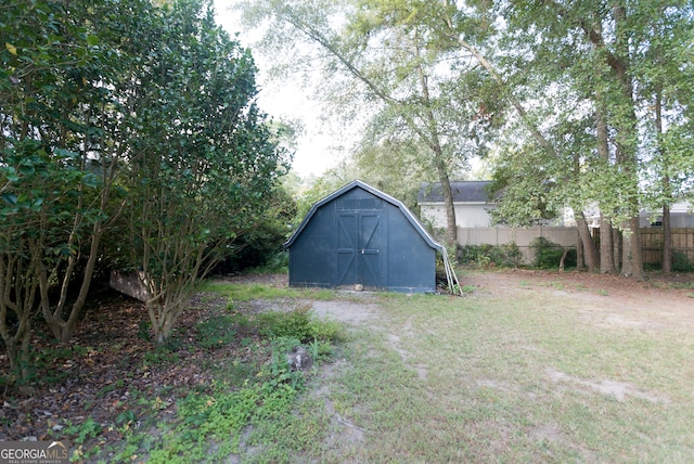 view of yard featuring a storage unit