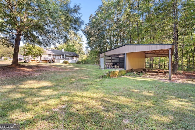 view of yard with an outbuilding