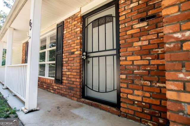 entrance to property featuring a porch