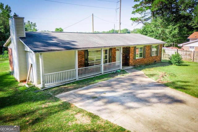 ranch-style house with covered porch and a front yard