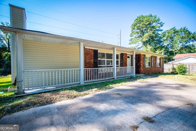 ranch-style home featuring a porch