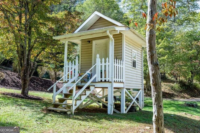 view of front of property with a front yard