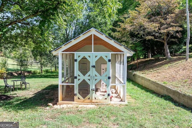 view of outdoor structure featuring a yard