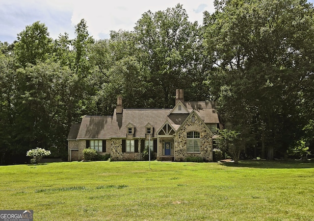 view of front of home featuring a front lawn