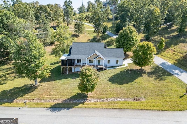 view of front facade featuring a front yard and covered porch