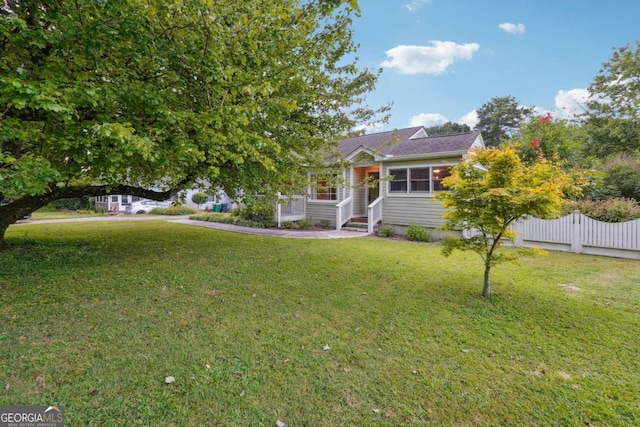 view of front of house featuring a front lawn