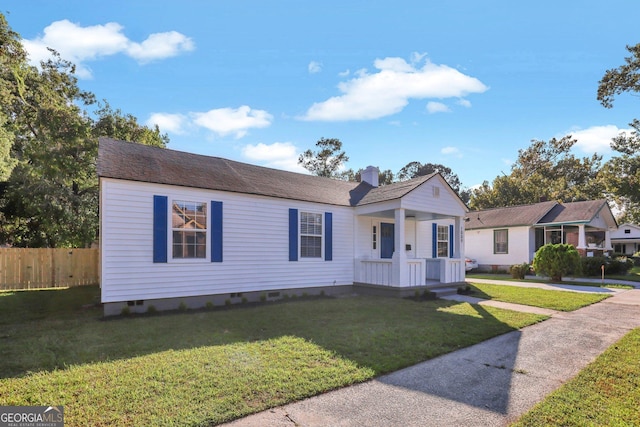 view of front of property featuring a porch and a front yard