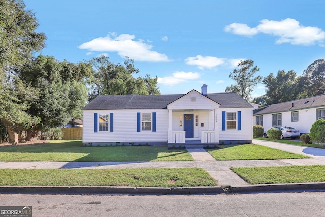 view of front of property featuring a front yard