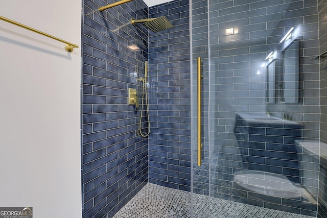 bathroom featuring a tile shower