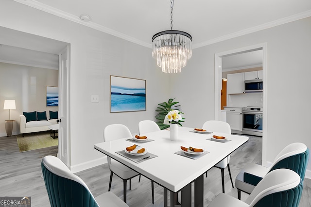 dining area featuring light hardwood / wood-style floors, crown molding, and a chandelier