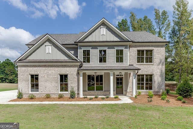 craftsman house featuring a front lawn and a porch