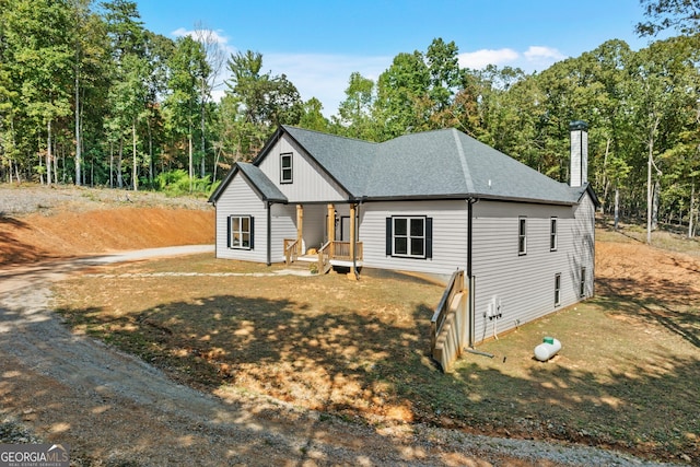 view of front of home featuring a front lawn