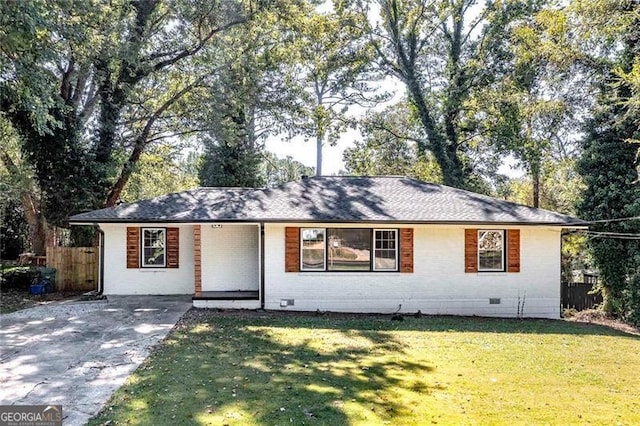 single story home with a front yard