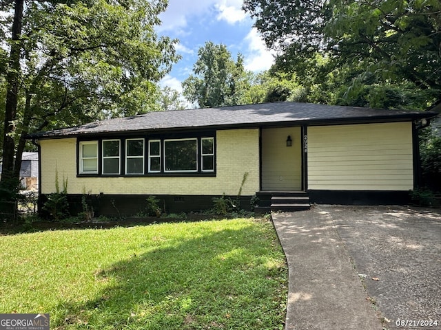 single story home featuring a front yard