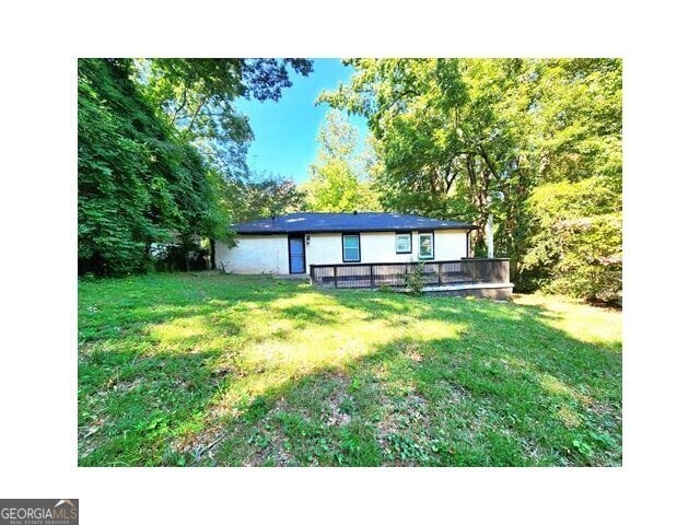 view of front of property with a front yard