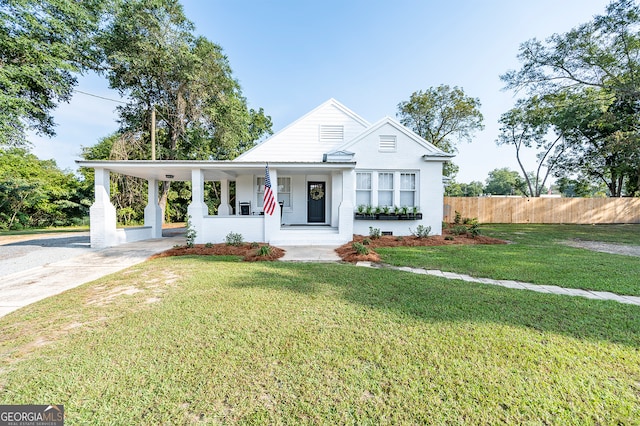 view of front facade featuring a porch and a front lawn