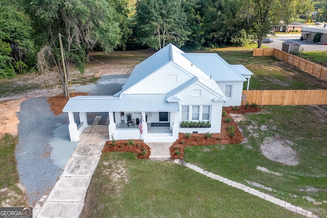 view of front of property featuring a front yard and covered porch