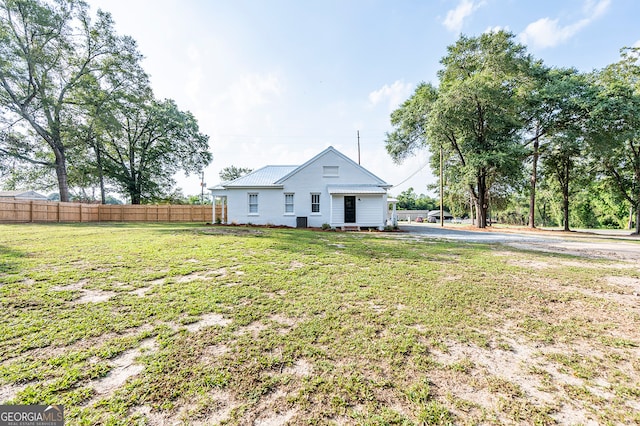 view of front facade with a front yard