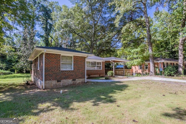 ranch-style home featuring a front lawn