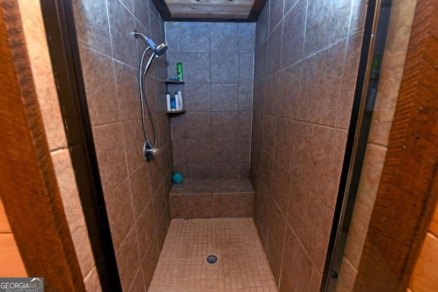 bathroom featuring tiled shower