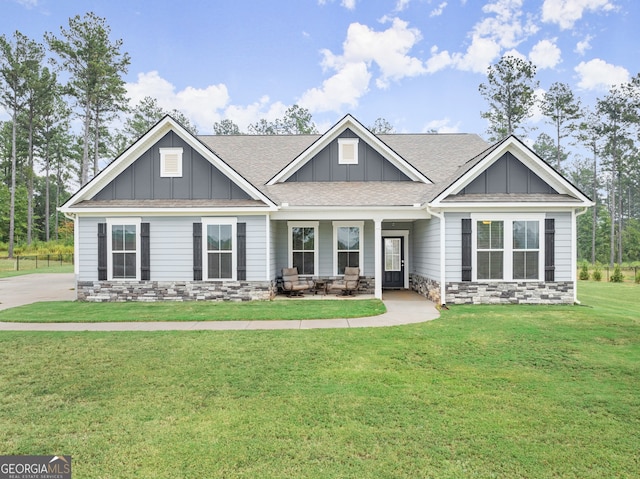 craftsman-style house featuring a front yard