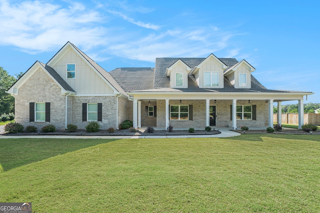 view of front of property featuring a front lawn