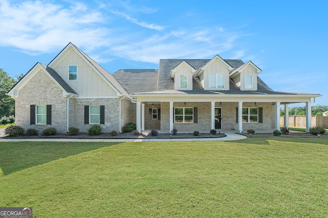 view of front of property featuring a front lawn