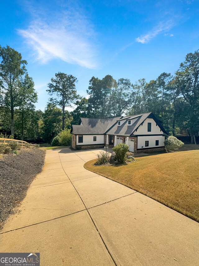 view of front of property featuring a front lawn