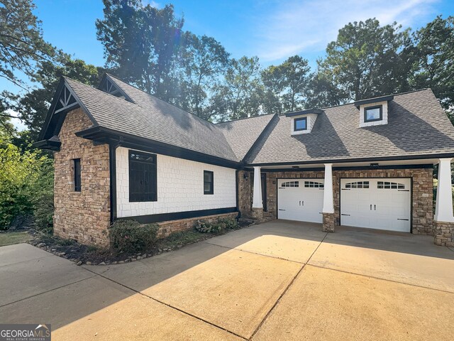 view of front facade featuring a garage