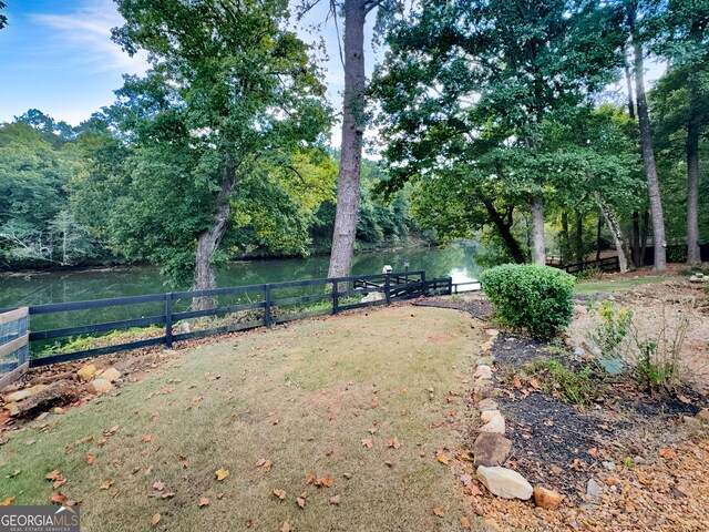 view of yard featuring a water view