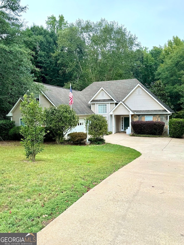 view of front facade featuring a front lawn