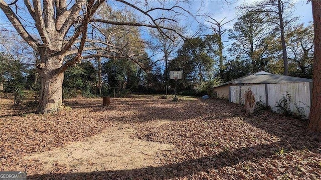 view of yard with an outdoor structure