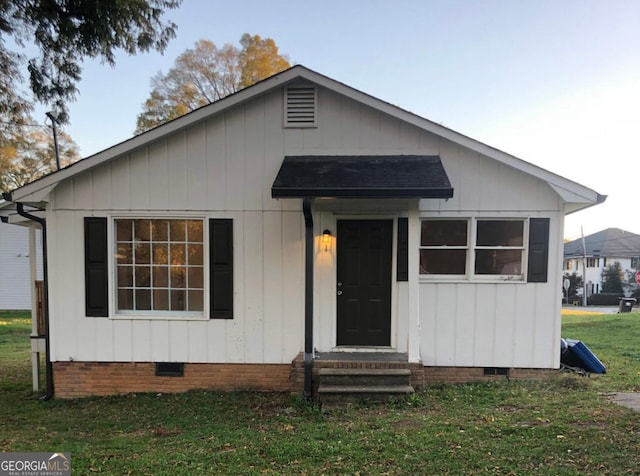 view of front facade featuring a front yard