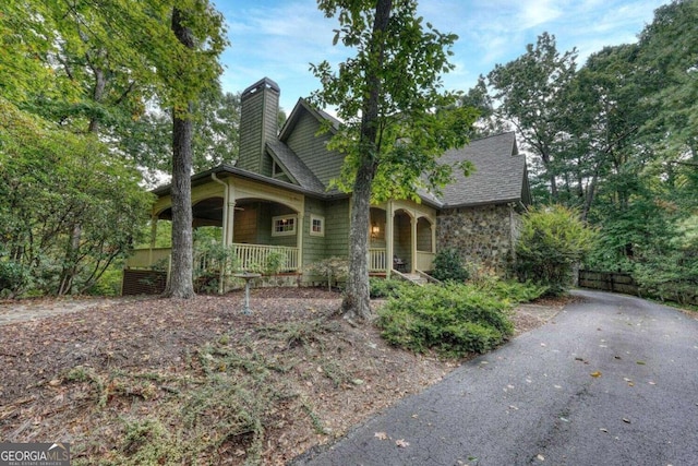 view of front of property featuring a porch